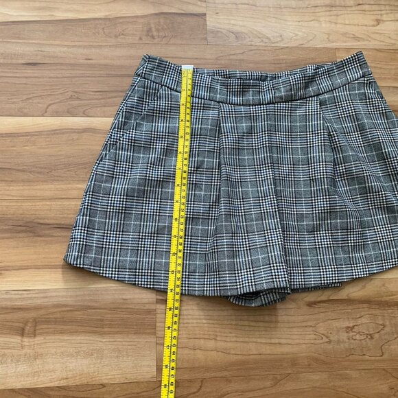 Zara Pleated Plaid Mini Side Zip Shorts Women's Medium Gray Multicolor - Picture 4 of 9